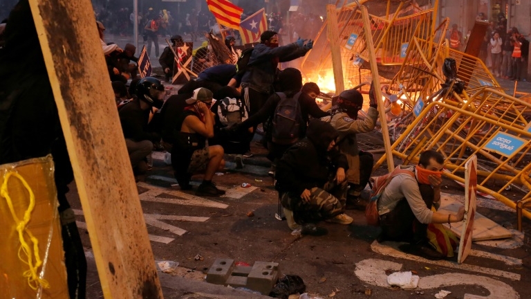 Des manifestants dressent des barricades lors de heurts avec les forces de l'ordre, à Barcelone le 18 octobre 2019.
