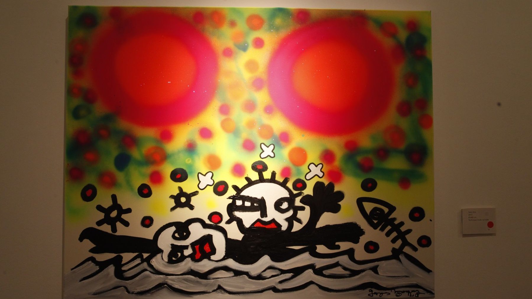 Quelque chose de dadaïste dans "l'écriture" de Moquay. Superpositions d'univers dans cette toile où vie et mort se côtoient et se subtituent l'une à l'autre,  où la couleur se lève sur une scène en noir et blanc, frappée de tâches rouges.
