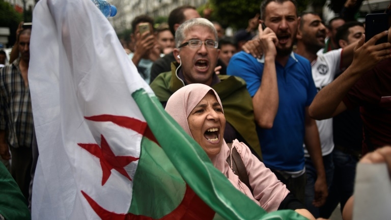 Des dizaines de milliers de manifestants rassemblés dans le centre d'Alger.
