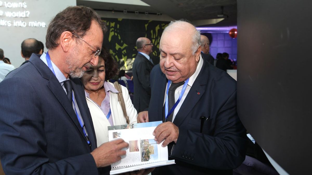 L'éditeur Rachid Chraibi est le premier a accoster le ministre de la culture aprés Abdelkader Retnani 
