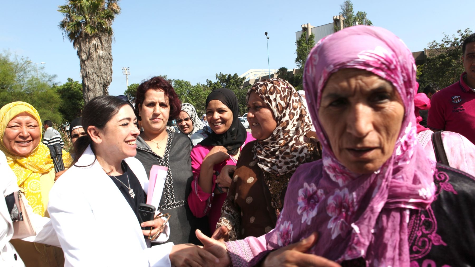 "Merci pour votre accueil chaleureux", semble dire Yasmina Baddou à ces militantes

