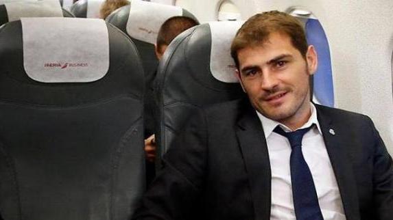 Iker Casillas a droit à deux sièges dans l'avion qui l'emmenait vers la capitale du Maroc. Le privilège du capitaine sans doute. 
