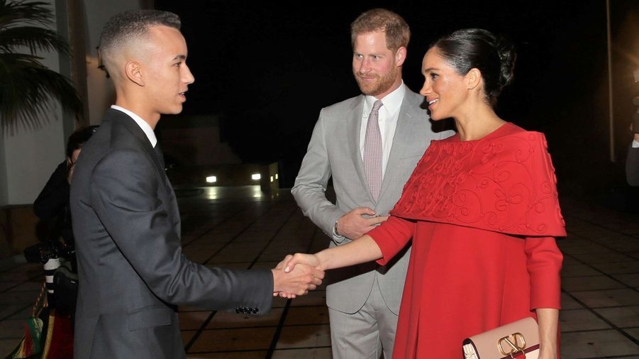 Le prince héritier Moulay El Hassan accueille le prince Harry et Meghan Markle le 23 février 2019 à Rabat.
