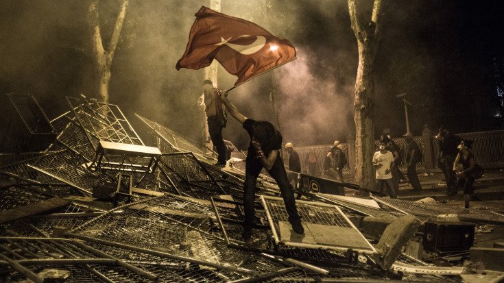 1er juin 2013, la Turquie traverse de vives tensions. La place Taksim au coeur d'Istanbul vit aux rythmes des manifestations, de plus en plus violentes, contre le régime, et appelant au départ du premier ministre Recep Tayyip Erdogan.
