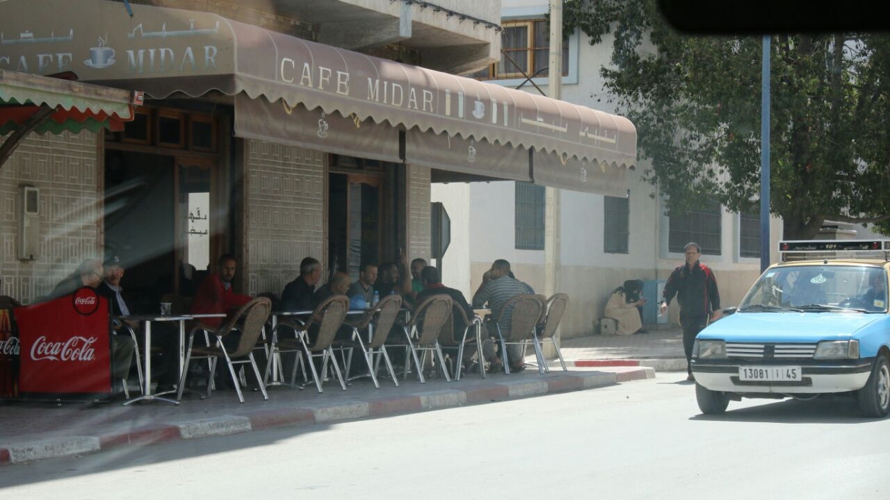 Les cafés ont reçu leurs clients, comme n'importe quel autre jour.
