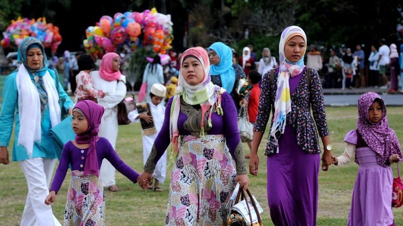 Et l'on revêt ses plus beaux apparats en ce jour de l'Aïd. Sur l'île de Bali, femmes et fillettes s'enrouleront dans les jolies étoffes colorées des kebaya et des sarong, habits traditionnels indonésiens.
