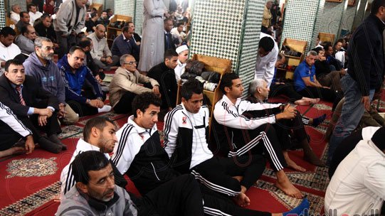 اللاعبون المصريون يستمعون لخطبة الجمعة
