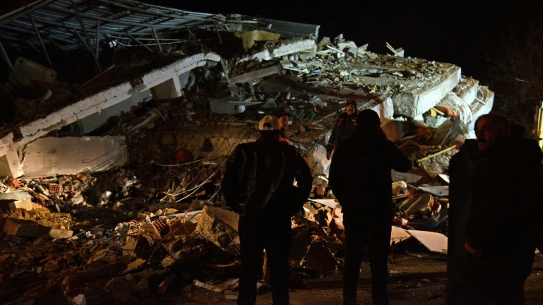 Des équipes de secours recherchent des victimes dans les décombres d'un immeubl après un puissant séisme, le 24 janvier 2020 à Elazig, en Turquie.
