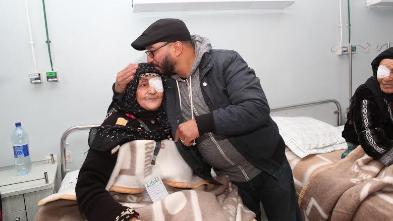 الممثل المغربي كمال كاظيمي ببساطته المعهودة، تملؤه أحاسيس المحبة ليقبل رأس إحدى المستفيدات من الحملة الطبية
