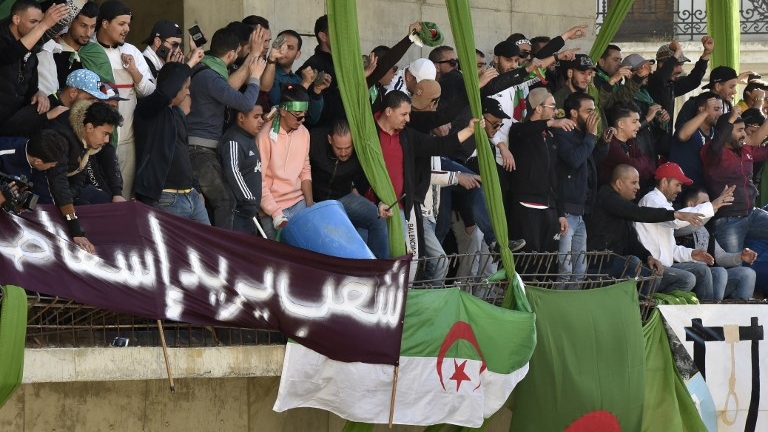 Algérie: une foule immense défile dans le centre d'Alger.
