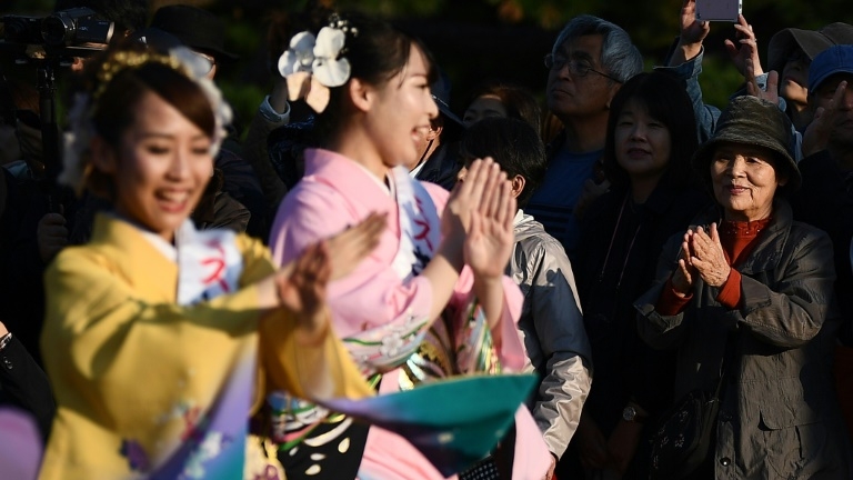 Les Japonais célèbrent l'accession au trône de leur nouvel empereur, Naruhito, le 9 novembre 2019 à Tokyo.
