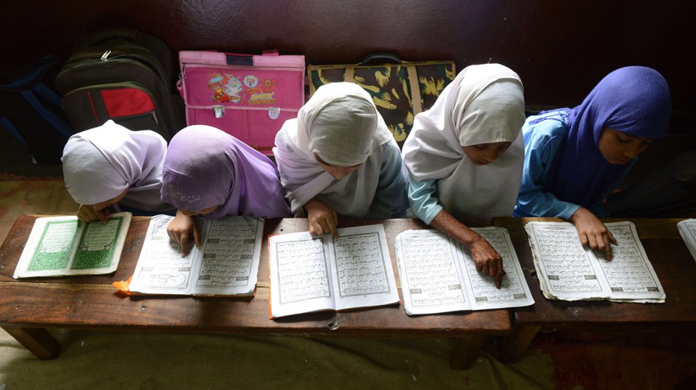 Petites filles étudiant à l'école coranique de Hyderabad, Inde
