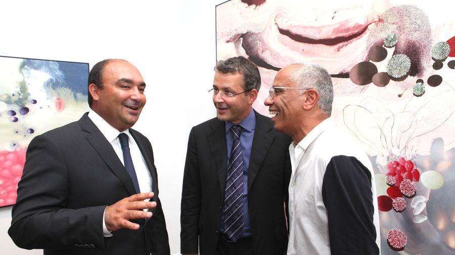 الوزير السابق منصف بلخياط (يسارا) في حديث مع خالد الشامي رئيس مجلس إدارة الشركة العامة ويامو
