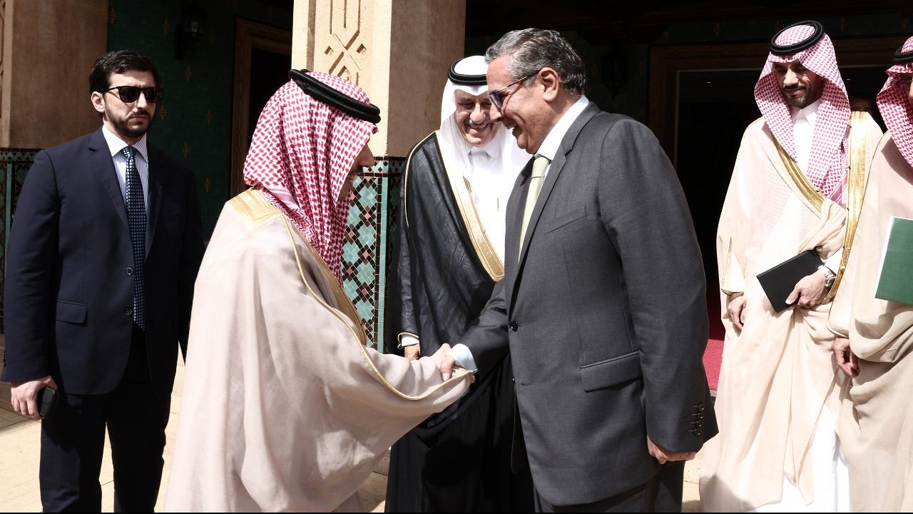 Aziz Akhannouch, chef de gouvernement, a reçu le prince Faisal bin Farhan bin Abdullah Al Saoud, ministre des Affaires étrangères du Royaume d'Arabie saoudite, jeudi 16 juin 2022 à Rabat, lors d'une visite de travail au Maroc.
