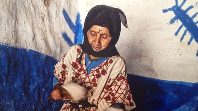 L'artiste a effectué 8 séjours au Maroc durant lesquels il a sillonné les régions des Haut, Moyen et Anti Atlas, à la rencontre des berbères de la montagne. Des gens à la fois humbles et fiers, dira-t-il, et qui l'accueilleront avec une générosité unique.
