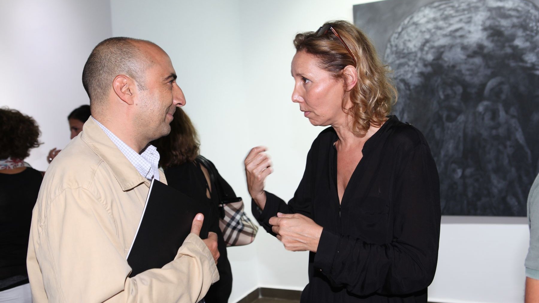 Reda Benjelloun, directeur des magazines à 2M, toujours aussi attentif lorsqu'il s'agit de création artistique
