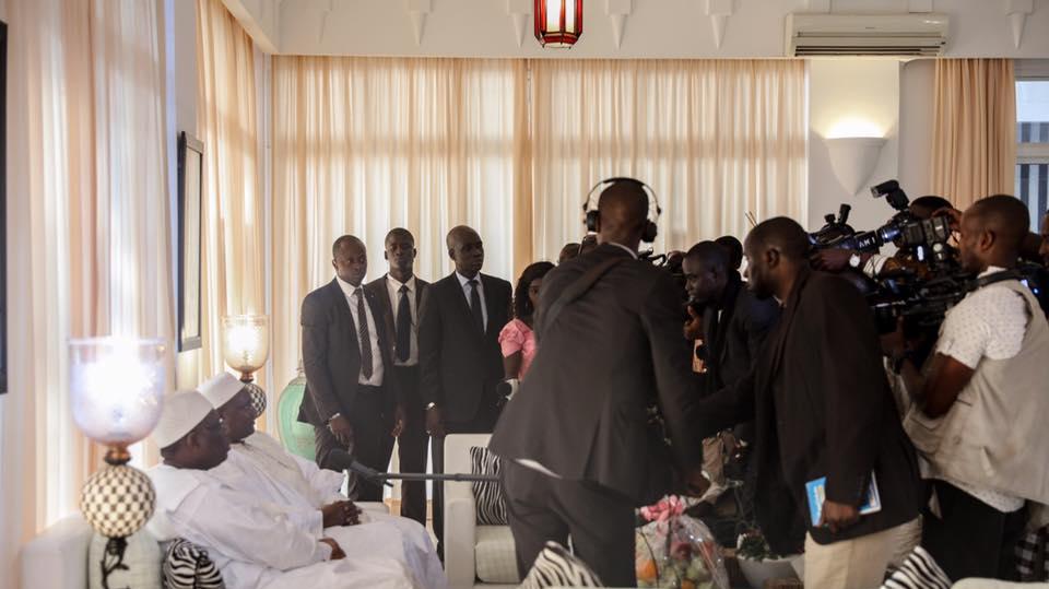 Les deux chefs d'Etat dans le salon d'honneur de l'aéroport de Banjul