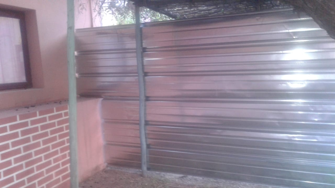 La barrière installée, samedi 10 novembre, par le directeur de l'école Sid Belabbes, privant les enfants trisomiques d'un espace important.
