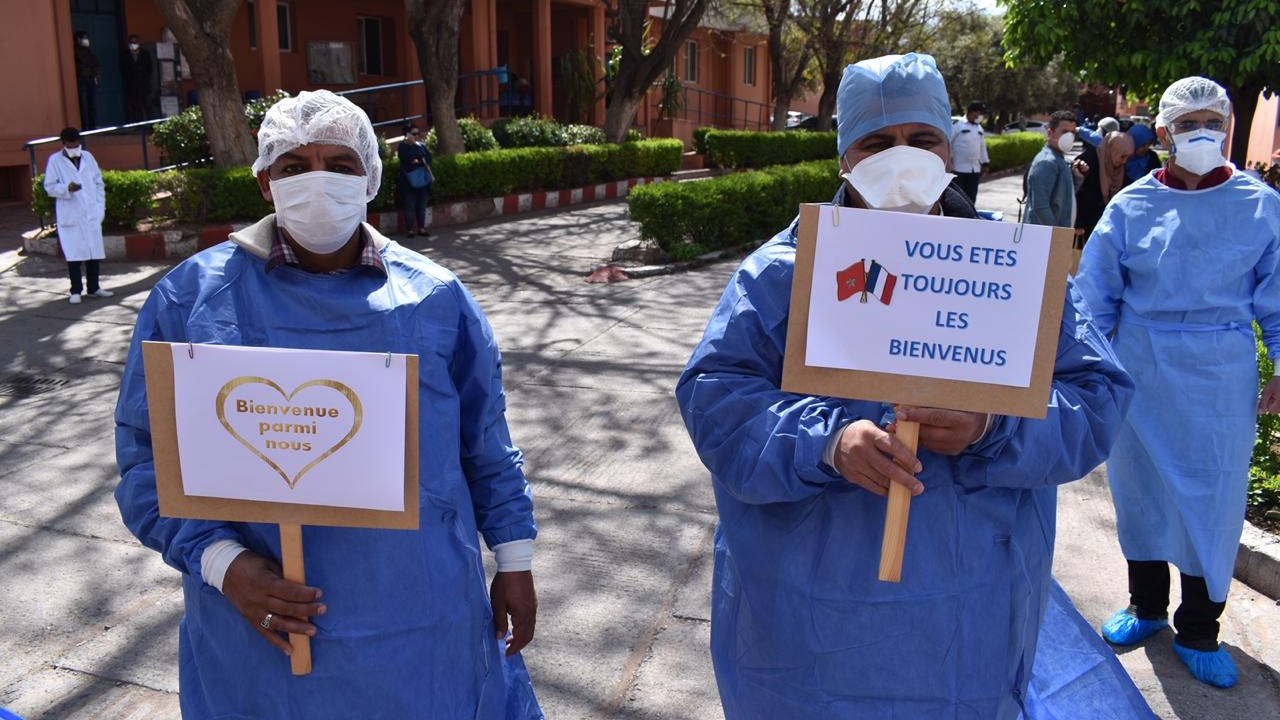 Le corps médical de l'hôpital Arrazi de Marrakech, pancarte à la main, souligne l'amitié Franco-Marocaine.
