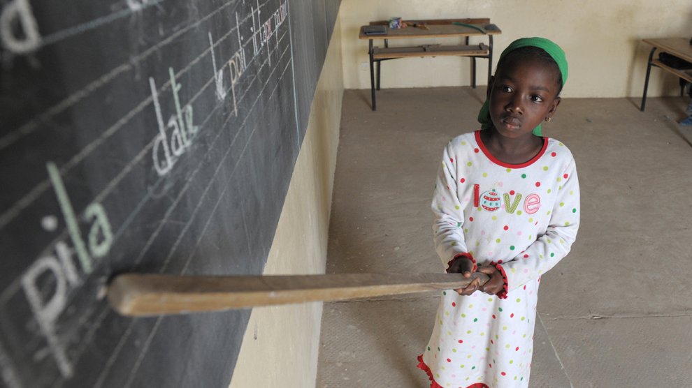 Ndeye Fatou Ndiaye, 7 ans, assure le cours! Diagnel, Sénégal.
 

