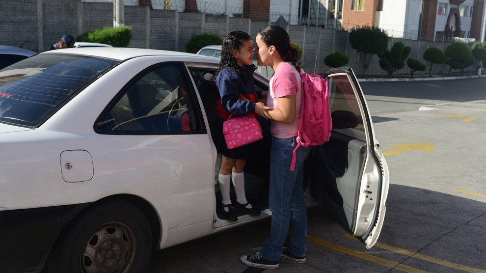 Valentina Rodas, 6 ans, fait un gros bisou à maman avant de rejoindre son école, Guatemala
