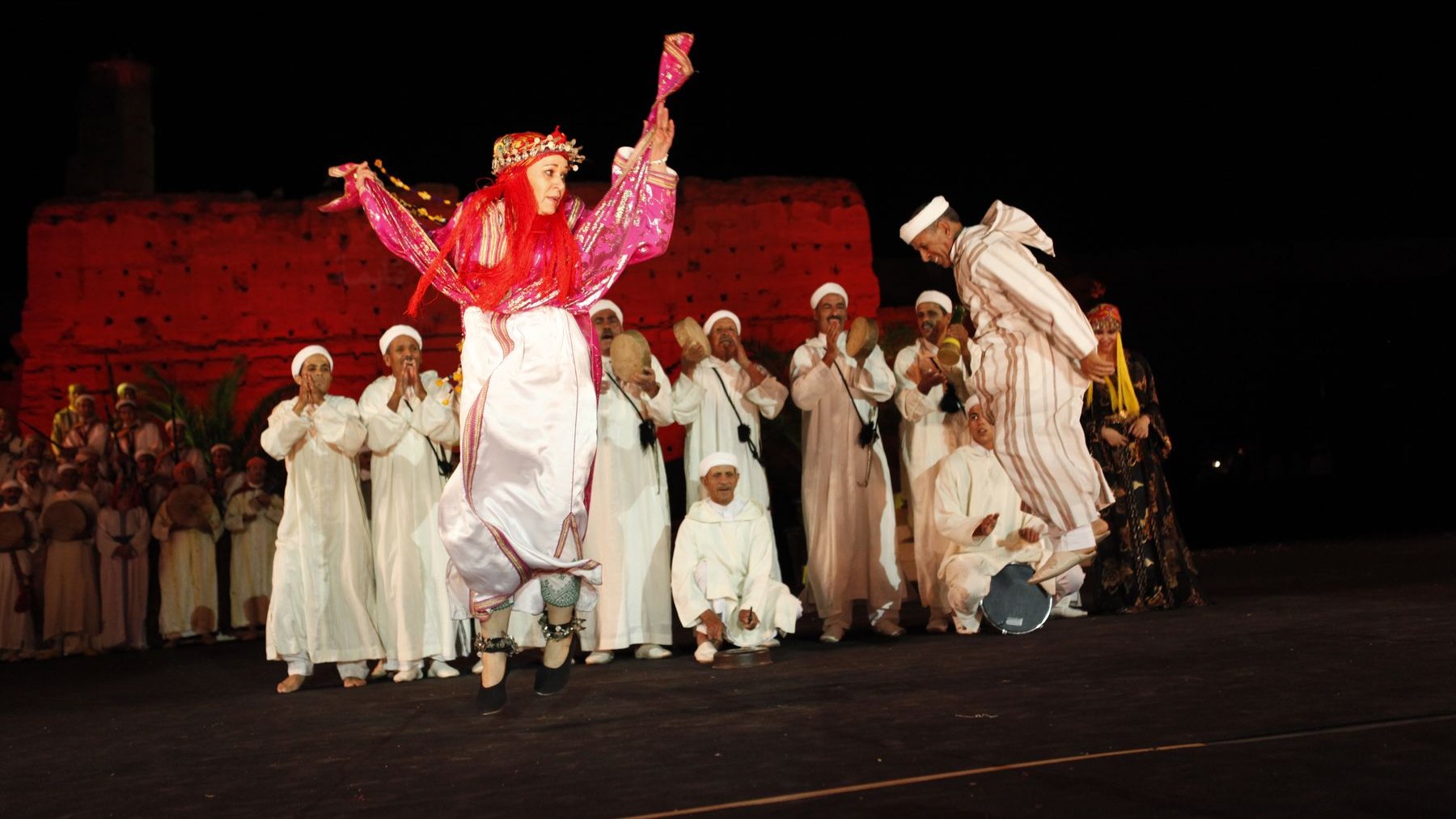 Chants et danses célèbrent le mythe ancestral de la communauté des Houara. Lla femme, au centre de la scène, effectue "la danse de la vipère"
