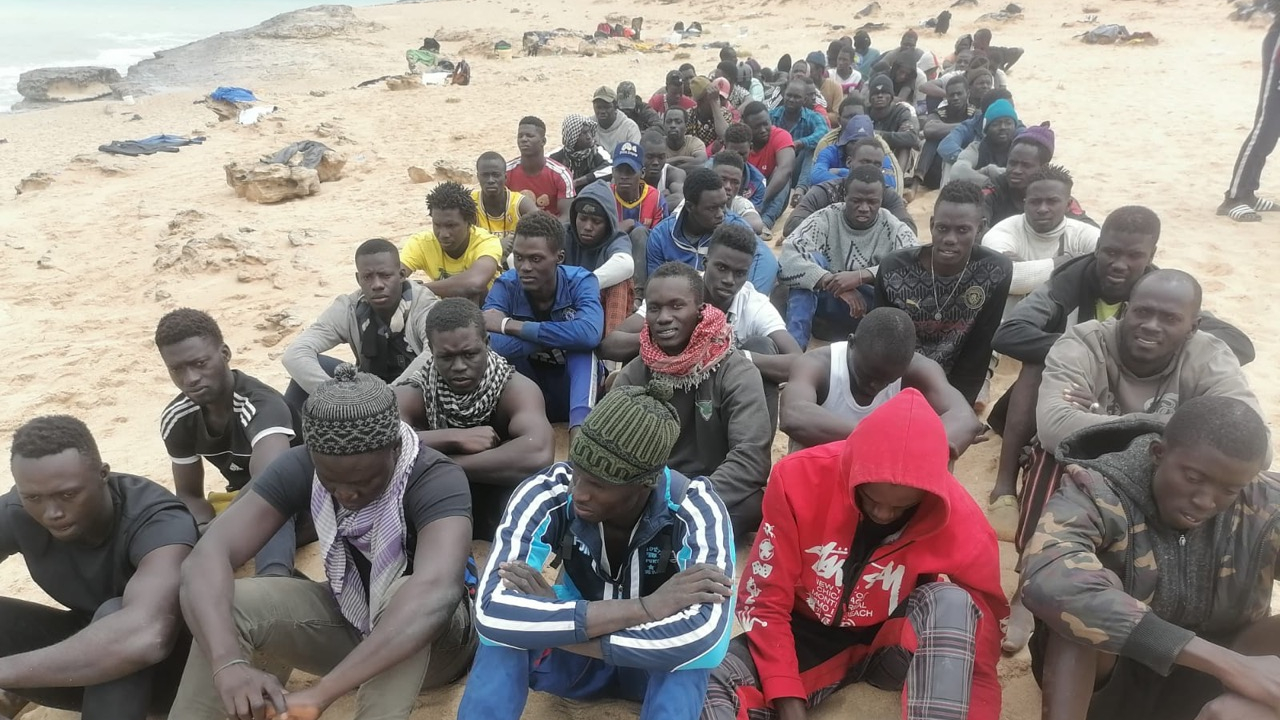 Une partie des migrants qui se trouvaient à bord de la pirogue qui s'est échouée vendredi 15 juillet 2022 sur une plage au sud du Maroc, à 330 kilomètres de Dakhla.
