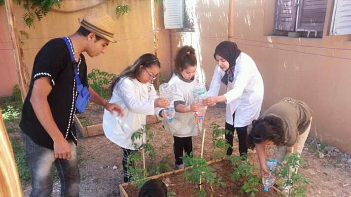 Les enfants trisomiques du Centre Malaika de Marrakech faisant du jardinage.
