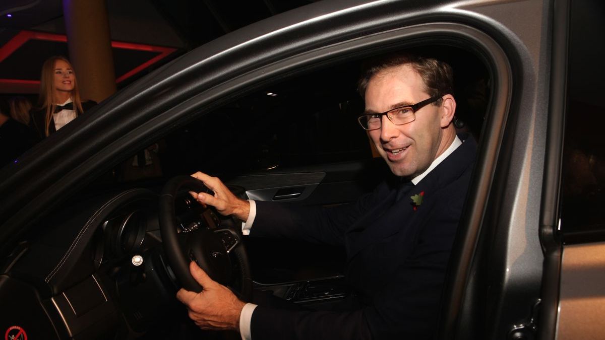 Tobias Ellwood,Secrétaire d'Etat britannique chargé de la région MENA au volant de la nouvelle JAGUAR XF
