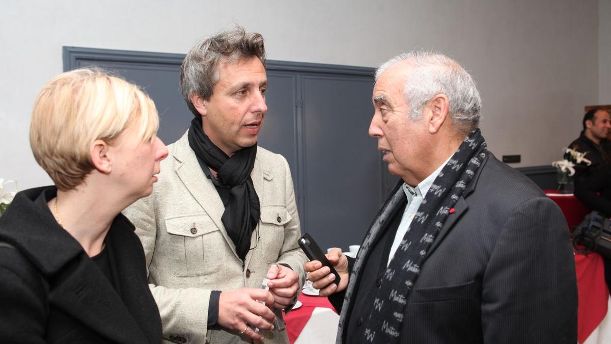 Abdelkader Retnani, directeur des éditions La Croisée des chemins, en pleine discussion avec Alban Corbier Labasse, directeur de l'Institut français de Casablanca. 
