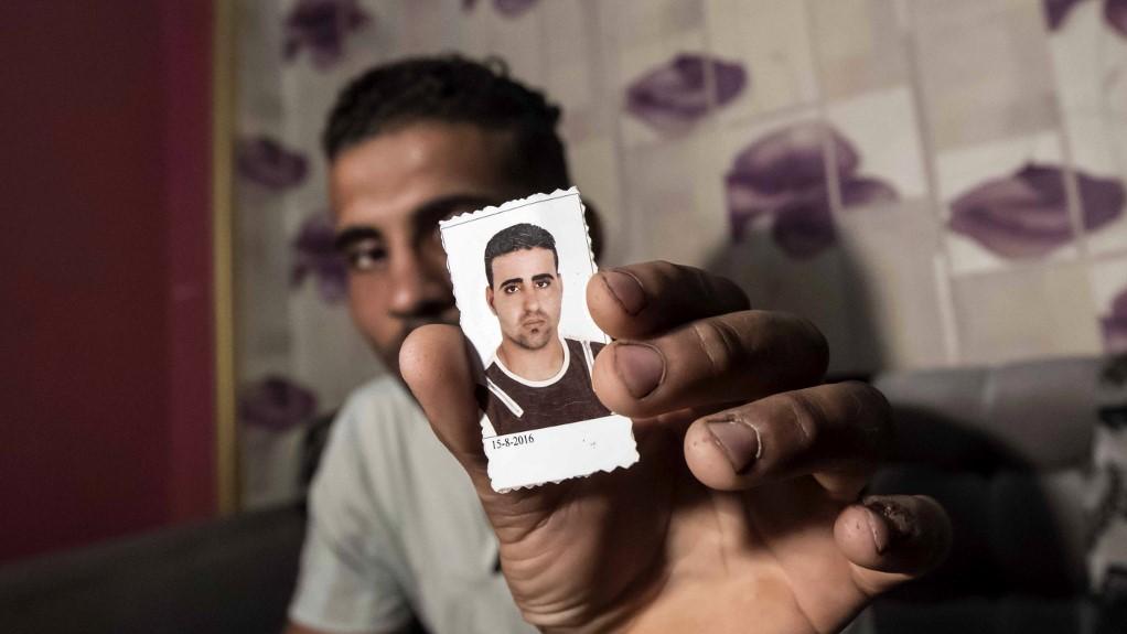 Karim Farrag, montre la photo de son frère Mohamed, l'un des 17 Egyptiens qui ont disparu au large de la Libye, alors qu'ils tentaient de rejoindre l'Europe. 