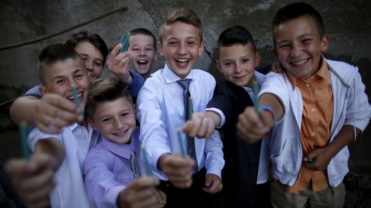 Les pétards? Incontournables! Ces petits garçons, en Bosnie, exhibent ces trésors qu'ils feront éclater, bientôt, dans des cris de joie qui feront crépiter bien des villes à travers le monde.
