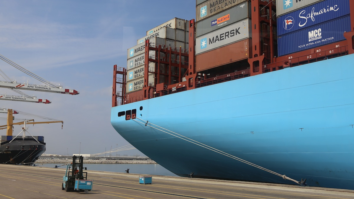 Containers à bord d'un paquebot de transport de marchandises, à quai au port de Tanger Med. 
