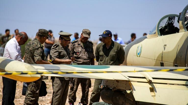 Des militaires tunisiens inspectent un avion libyen L-39 appartenant aux forces du maréchal Khalifa Haftar, après son atterrissage d'urgence près de la ville de Médenine, dans le sud-est de la Tunisie, le 22 juillet 2019