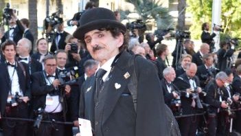 Et un sosie de Charlie Chaplin qui s'est invité sur la croisette pour rappeler que le cinéma ne se résume pas à robes Channel ou Jason Wu... 
