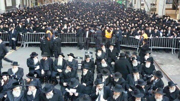 Le 9 juin 2013, 100.000 juifs américains manifestaient, à New York, pour protester contre la politique ségrégationniste de l'Etat d'Israël. Etrangement, ce type de manifestation, et il y en a eu de nombreuses, a été passé sous silence dans tous les médias. 
