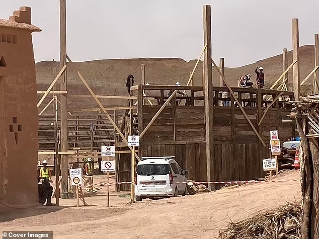 Sur le plateau qui abritera une partie du tournage de "Gladiator 2", l'équipe de construction à pied d'oeuvre.
