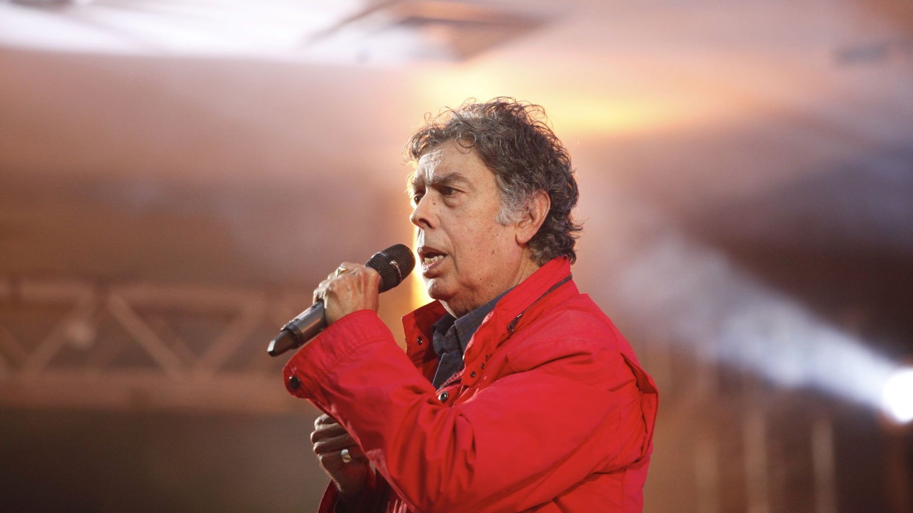 Abdelouhab Doukkali qui a pris le micro pour offrir au public une de ses légendaires chansons. 
