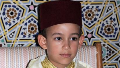 غالبا ما يرافق والي العهد، الأمير مولاي الحسن، الملك محمد السادس خلال الأنشطة في صورة تبرز تعلق الإبن بالأب
