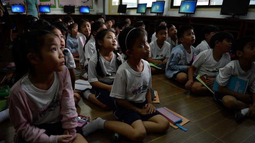 Petits élèves de 7 ans très attentifs pendant le cours d'informatique. Bangkok, Thaïlande 
