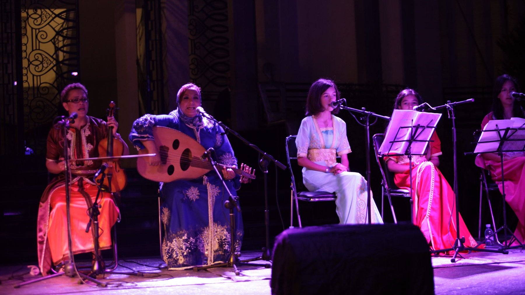 Nouhaila El Kalai, membre de l’association Bouzoubaa de melhoun et du groupe féminin fassi du patrimoine musical, fait désormais partie de ces grandes chanteuses marocaines de Malhoun qui participent au rayonnement d'un patrimoine et attirent un vaste public de mélomanes à chaque concert. 
