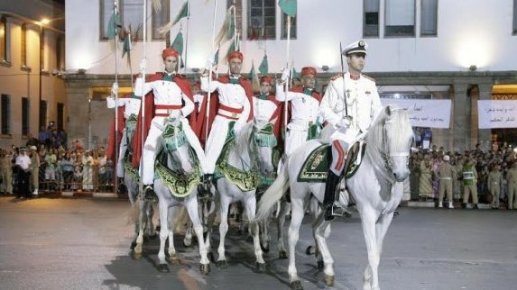فرقة الخيالة جابت ساحة البريد مقدمة عروضا جسدت التقاليد المغربية.
