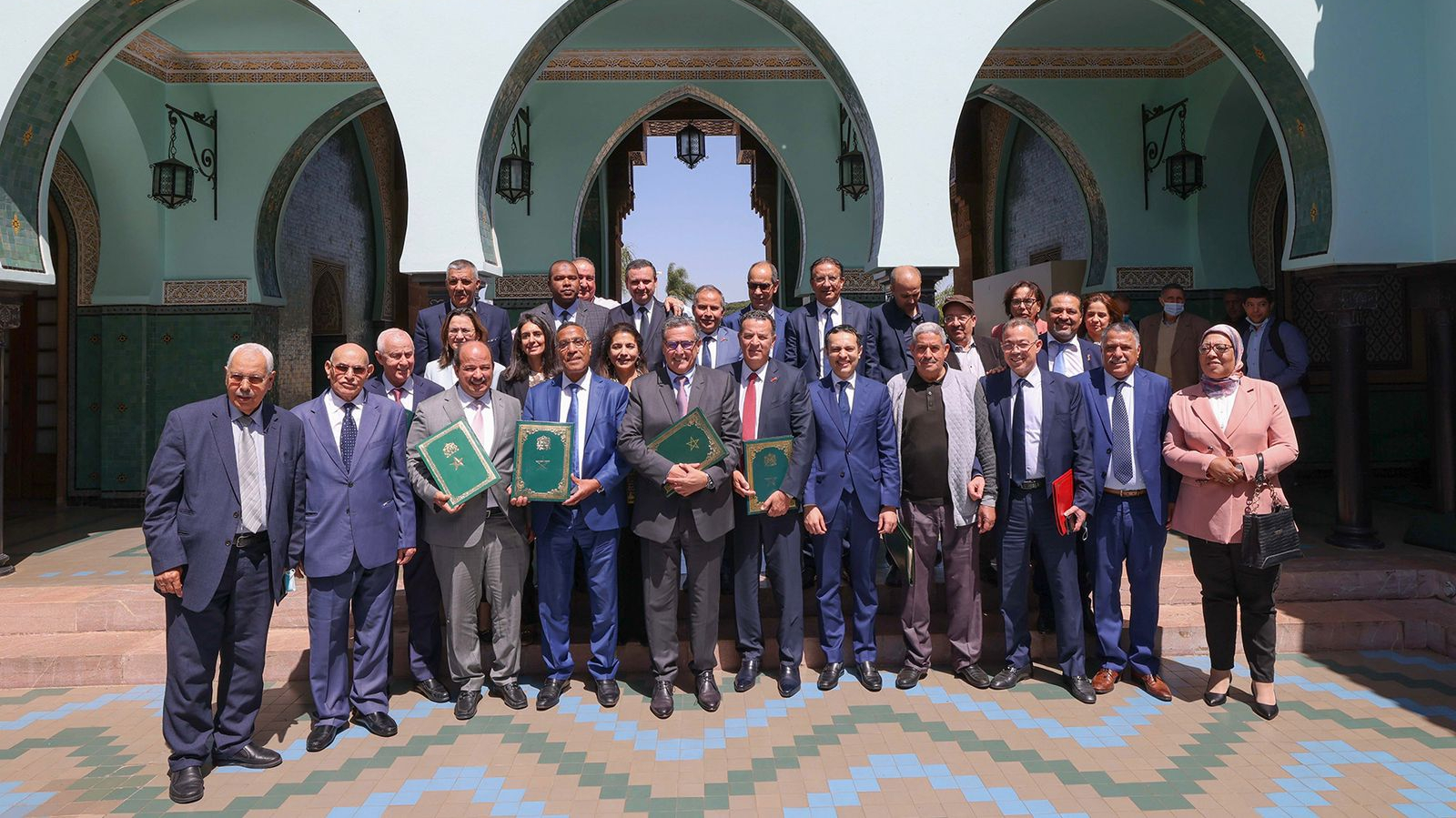 Le gouvernement, la CGEM et les centrales syndicales les plus représentatives ont signé, le 30 avril à Rabat, le procès-verbal d'un accord social et une charte nationale du dialogue social, lors de la réunion de la haute Commission du dialogue social présidée par le chef du gouvernement.
