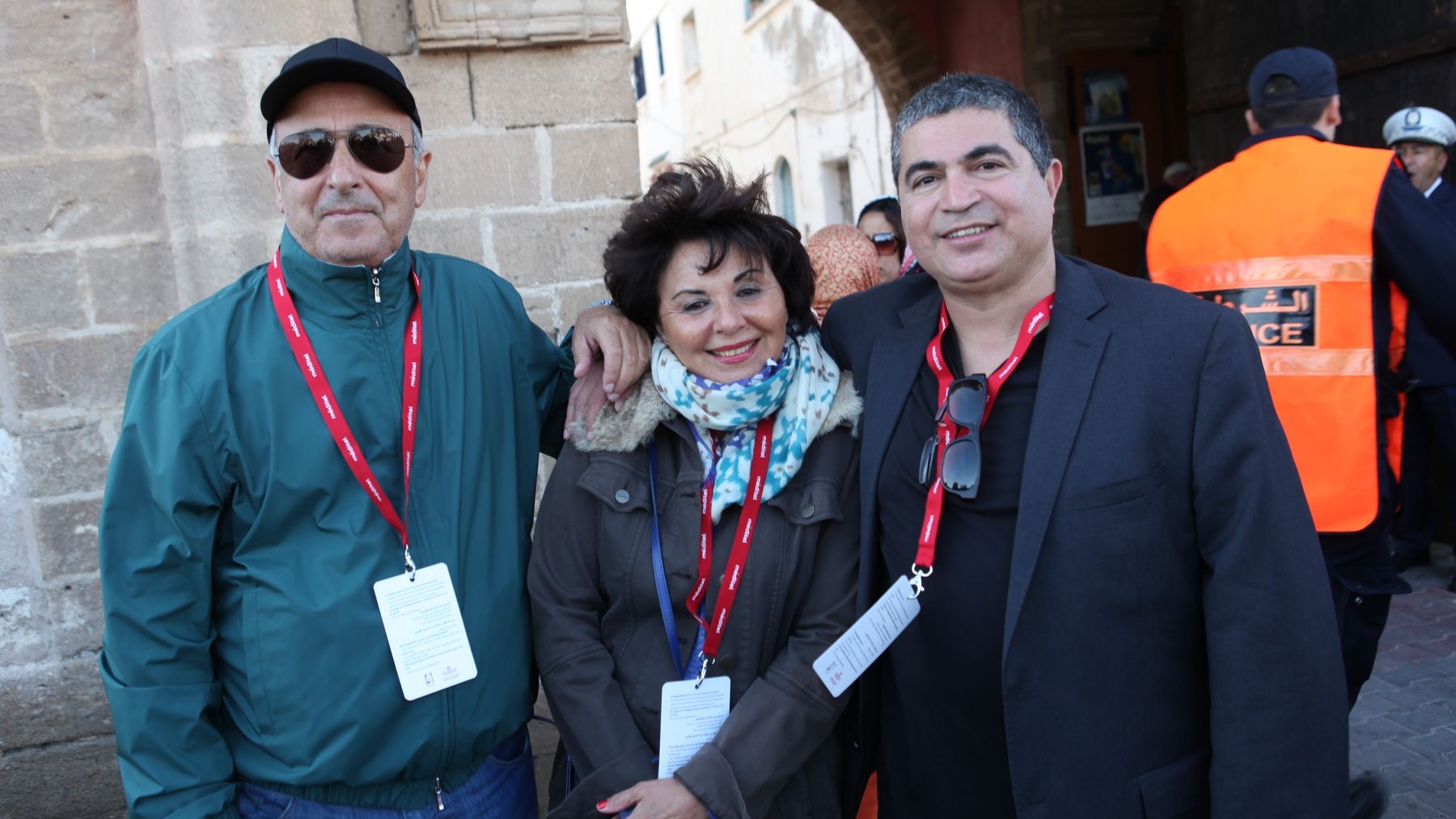Abdelaziz Tazi, président d'honneur de la SGMB, et son épouse, apprécient les premiers instants du festival en compagnie de Mahi Binebine

