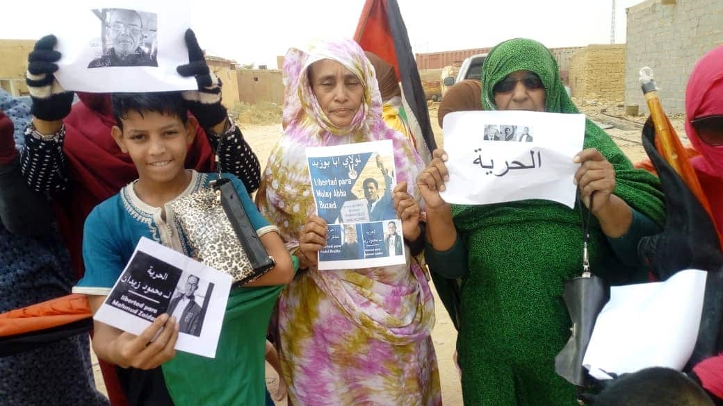 Les familles, dont des femmes et des enfants, affichant les photos des leurs, enlevés et maintenus en détention à la prison de sinistre mémoire nommée "Dhaibia". 
