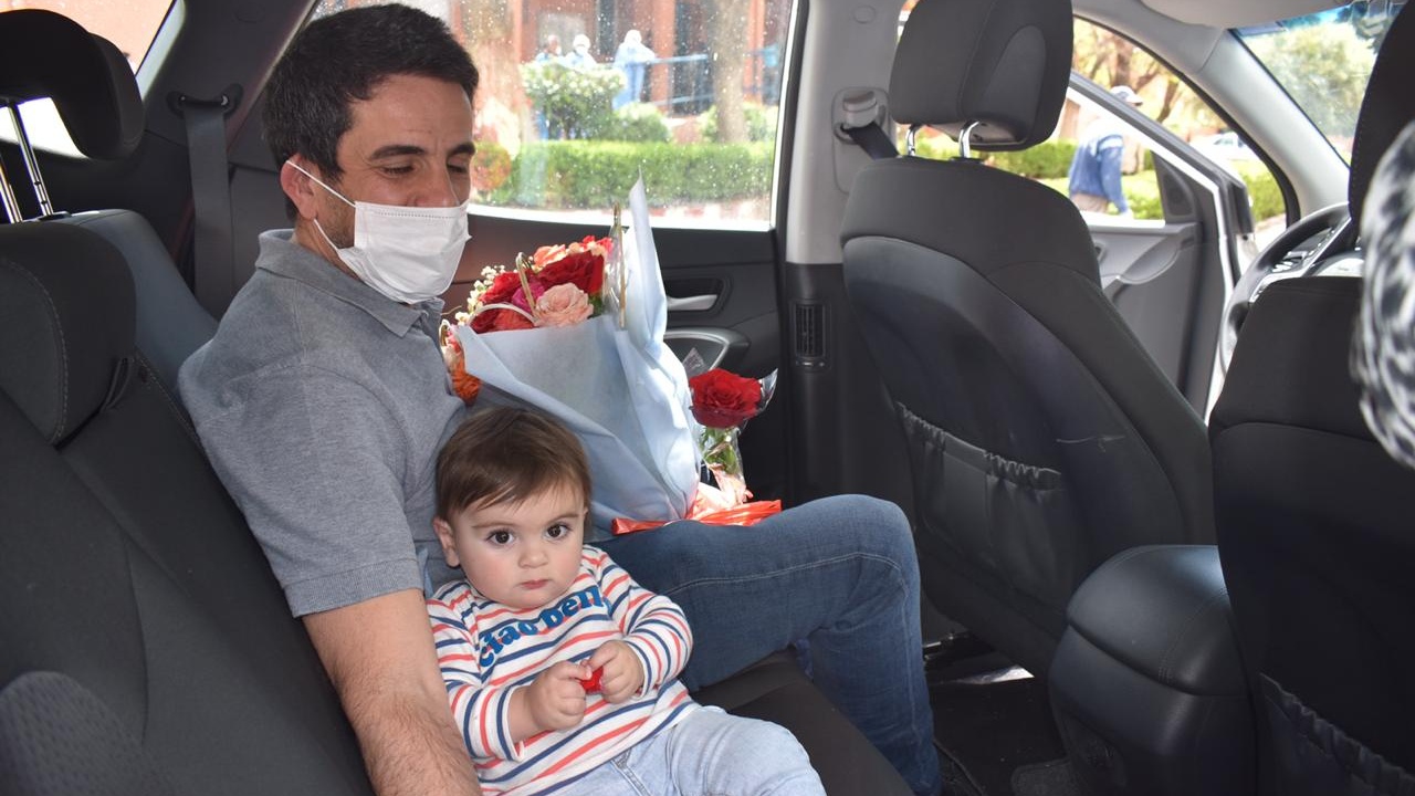 Lino et son père sur le point de quitter l'hôpital Arrazi de Marrakech après avoir vaincu le coronavirus.
