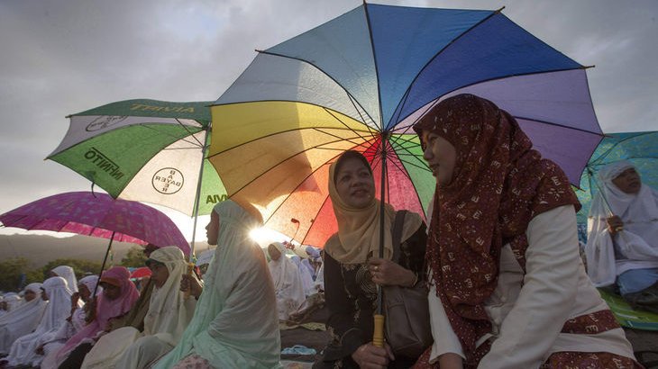 En Indonésie, à Parangkusumo, les femmes se sont retrouvées sur la plage pour prier sous de belles ombrelles arc-en-ciel.
