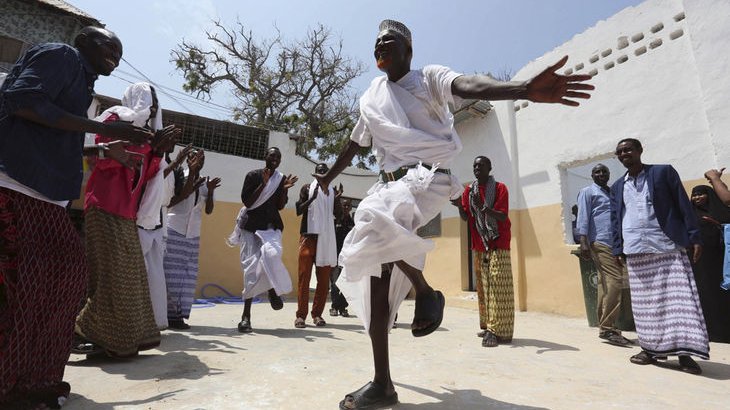 Car, pour être chargée de spiritualité, ce jour n'en est pas moins un jour de fête célébré dans la liesse. En Somalie, des danses traditionnelles rythment ce jour particulier. 
