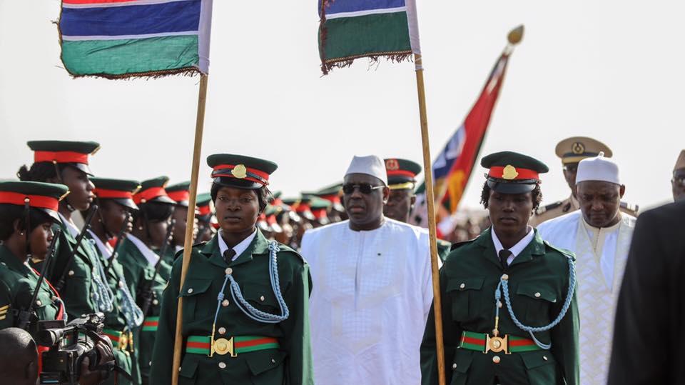 Macky Sall du Sénégal et Adama Barrow de la Gambie recevant les honneurs rendus par la garde prétorienne gambienne. 