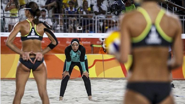 L'équipe allemande de beach-volley affronte son homologue égyptienne. La détermination est la même. Le talent l'est un peu moins. La tenue, encore moins. 